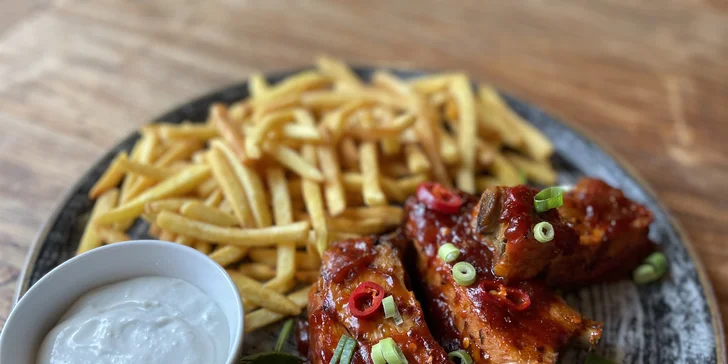 Otevřený voucher do Grill Restaurantu Pod Lesem: 300–1000 Kč na cokoli z menu