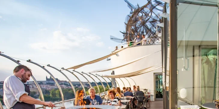 Pobyt v hotelu v Tančícím domě s krásným výhledem vč. snídaně i menu od Ondřeje Slaniny