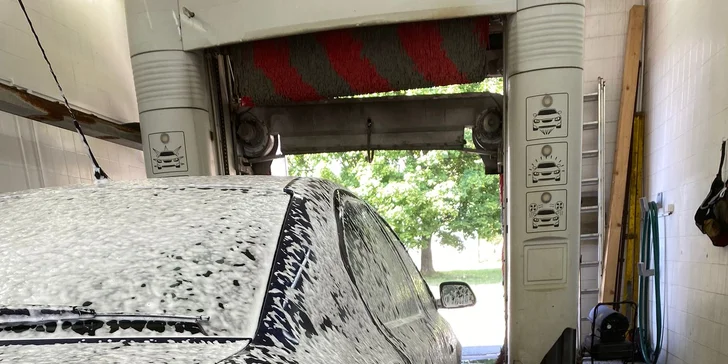 Ruční mytí vozu: důkladná očista exteriéru nebo interiéru, platí i pro SUV
