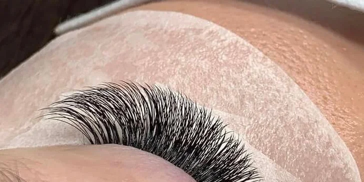 Prodloužení či zahuštění řas různými metodami: Lashlifting, Volume 2D-4D či řasa na řasu