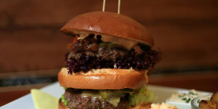 300g Megamastodont burger s opečenými brambory pro pořádné jedlíky