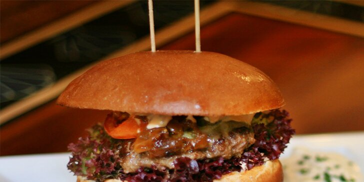 300g Megamastodont burger s opečenými brambory pro pořádné jedlíky