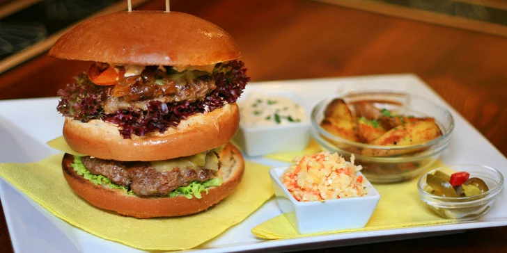 300g Megamastodont burger s opečenými brambory pro pořádné jedlíky