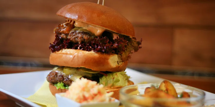 300g Megamastodont burger s opečenými brambory pro pořádné jedlíky