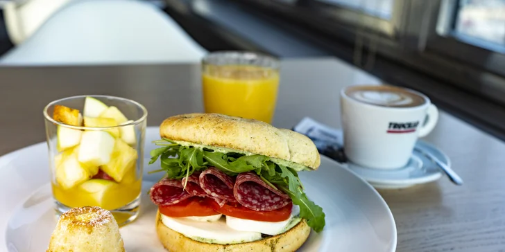 Ráno v oblacích: bohatá snídaně se slaným croissantem a vstup na vyhlídku Žižkovské věže