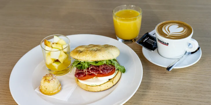 Ráno v oblacích: bohatá snídaně se slaným croissantem a vstup na vyhlídku Žižkovské věže