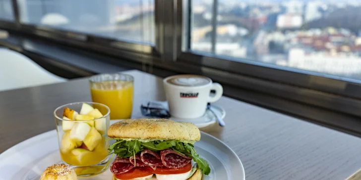 Ráno v oblacích: bohatá snídaně se slaným croissantem a vstup na vyhlídku Žižkovské věže