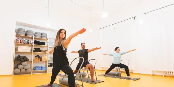 Hodinová lekce nebo dvouhodinový workshop v jógovém studiu v centru Prahy