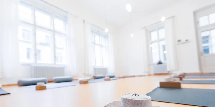Hodinová lekce nebo dvouhodinový workshop v jógovém studiu v centru Prahy