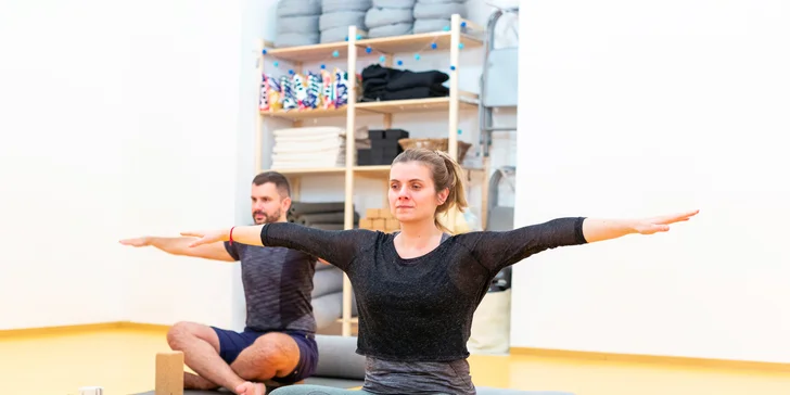 Hodinová lekce nebo dvouhodinový workshop v jógovém studiu v centru Prahy