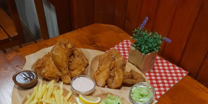 Kuřecí stripsy, hranolky, coleslaw a štrúdl pro 1, 2 nebo 4 osoby