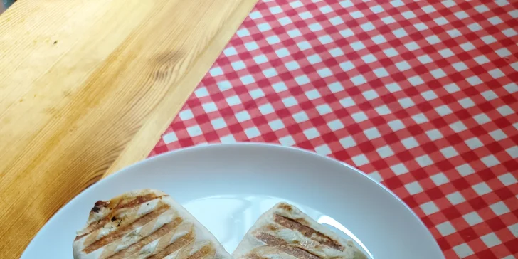 Tortilla dle výběru, hranolky či americké brambory a dezert pro 2 nebo 4 osoby