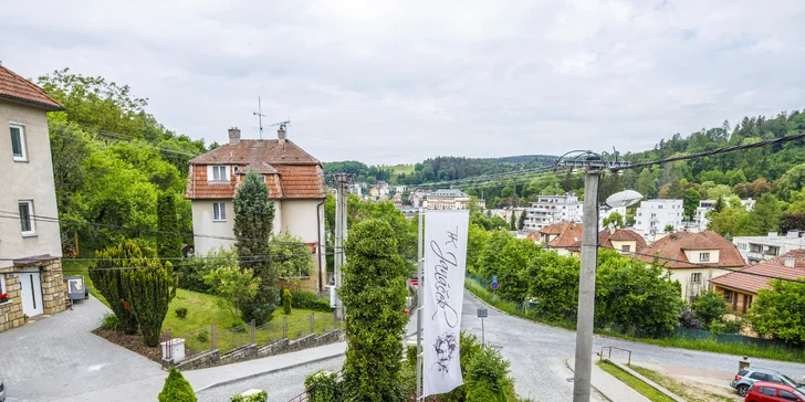 Pohodový pobyt v lázeňském městě: snídaně i balíček dobrot nebo wellness a víno