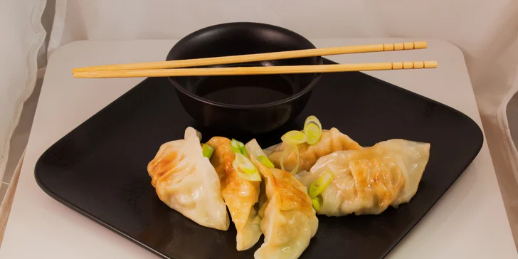Tom Yum polévka, plněné gyoza taštičky nebo Udon nudle pro 1 či 2 osoby