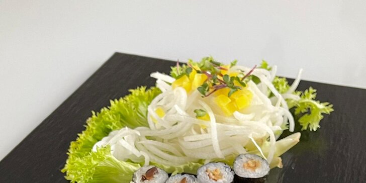 Pestré sushi sety i s lahví vína, saláty z řas či s rybami nebo poke bowl