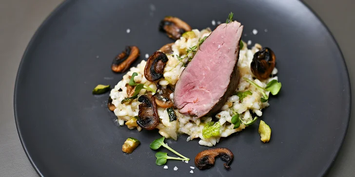Pětichodové degustační menu u náplavky: kulajda, tatarák, roastbeef, panenka i lahev vína