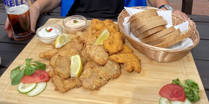 800 g vepřových a kuřecích řízků s dipem a chlebem i hodina bowlingu