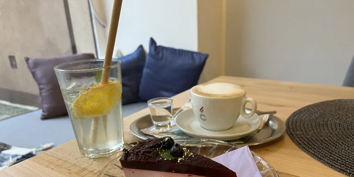 Domácí cheesecake nebo francouzský quiche, limonáda a káva dle výběru pro 1 i pro 2 osoby