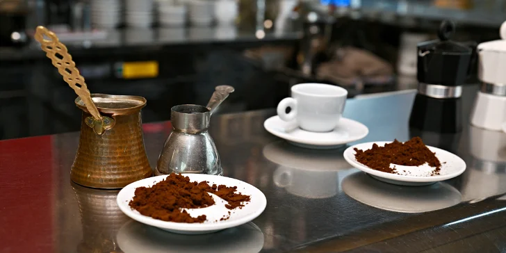 Kurzy pro kávové nadšence: základní teorie i příprava cappuccina, pro pokročilejší kurz latte art