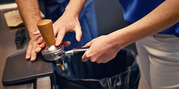 Kurzy pro kávové nadšence: základní teorie i příprava cappuccina, pro pokročilejší kurz latte art