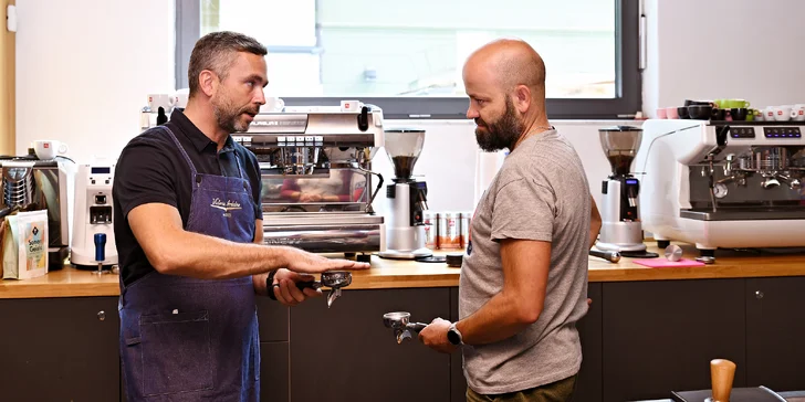 Kurzy pro kávové nadšence: základní teorie i příprava cappuccina, pro pokročilejší kurz latte art