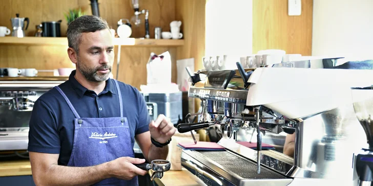 Kurzy pro kávové nadšence: základní teorie i příprava cappuccina, pro pokročilejší kurz latte art