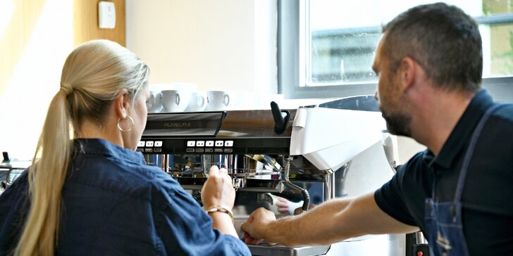 Kurzy pro kávové nadšence: základní teorie i příprava cappuccina, pro pokročilejší kurz latte art