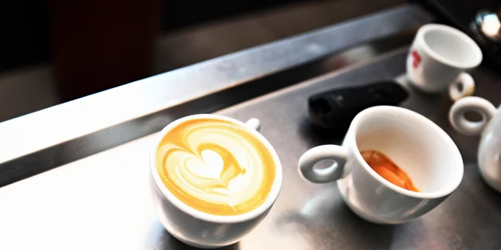 Kurzy pro kávové nadšence: základní teorie i příprava cappuccina, pro pokročilejší kurz latte art