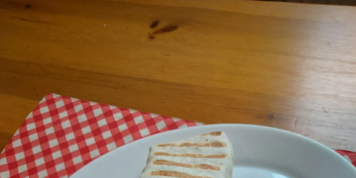 Tortilla dle výběru, hranolky či americké brambory a dezert pro 2 nebo 4 osoby