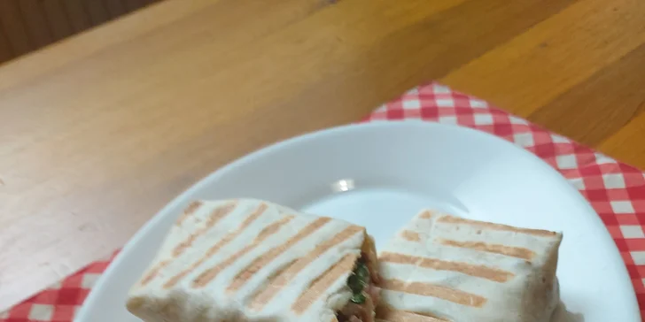 Tortilla dle výběru, hranolky či americké brambory a dezert pro 2 nebo 4 osoby