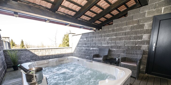 Perfektní rande: 4chodové menu a 50minutový relax ve vířivce a panoramatické sauně pro 2 osoby.