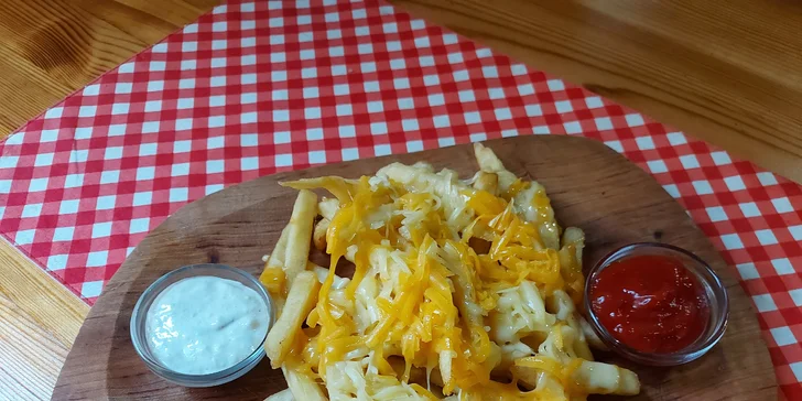 Tortilla dle výběru, hranolky či americké brambory a dezert pro 2 nebo 4 osoby