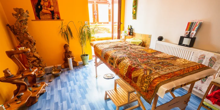 Vysoce relaxační masáž Shirobhjang: 75 min. odpočinku pro záda, šíji a hlavu
