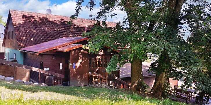 Pobyt v penzionu mezi Krkonoši a Jizerkami: ubytování s polopenzí, privátní relax v sauně a koupacím sudu