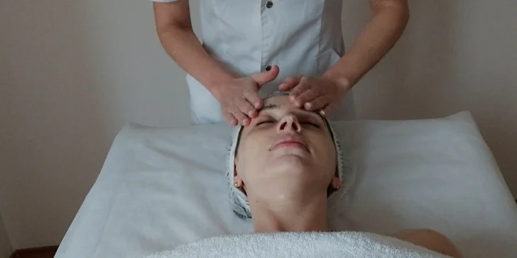 Omlazující masáž obličeje, trapézů, krku a dekoltu včetně závěrečné masky