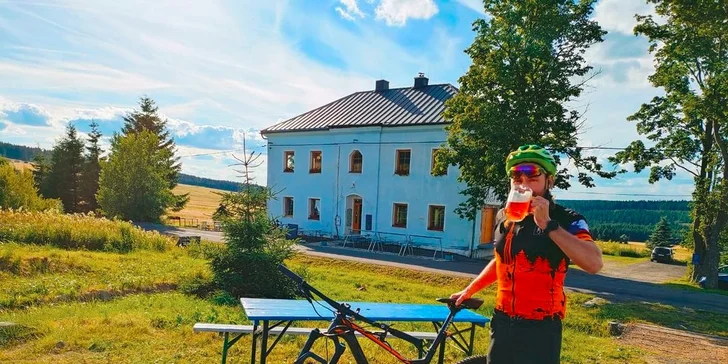 Trhané vepřové s farmářskými hranolky, coleslawem a tatarkou u Božího Daru