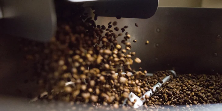 Exkurze v pražírně s neomezenou konzumací kávových nápojů, cupping i ochutnávkový balíček kávy