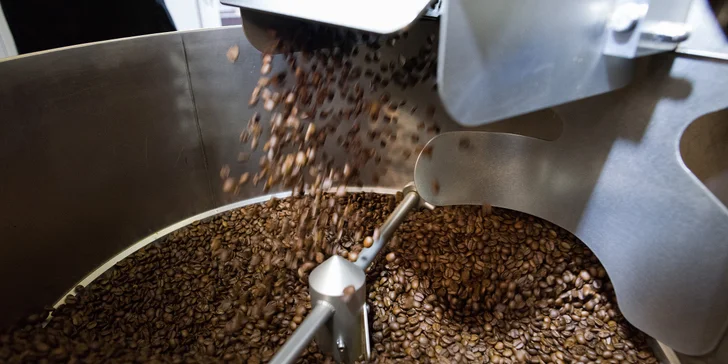 Exkurze v pražírně s neomezenou konzumací kávových nápojů, cupping i ochutnávkový balíček kávy