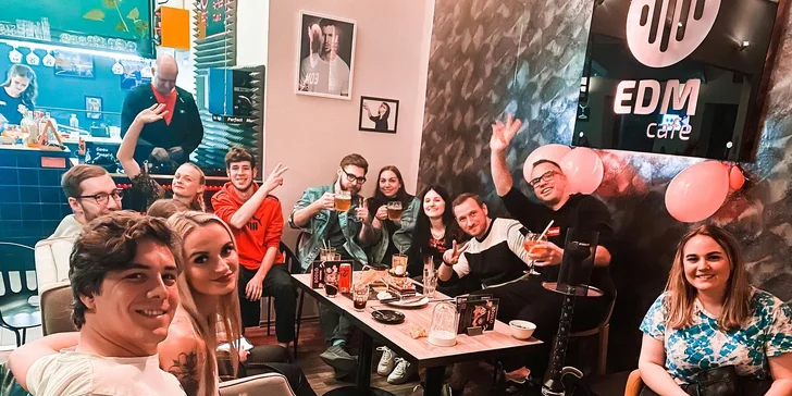 Maxi drinky v hudební kavárně na Vinohradech pro celou partu