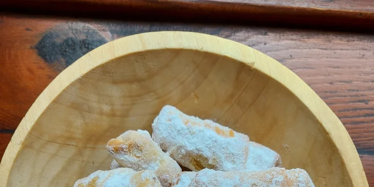 Řízková párty se spoustu příloh a dezertem pro dva i partu: až 1 kg masa, salát i hranolky, plněné rohlíčky