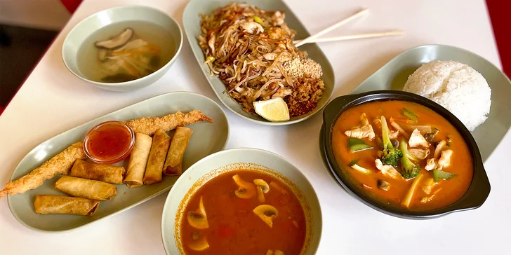 Asie pro dva: polévka, závitky a smažené krevety, nudle Pad Thai a kuřecí kari s rýží i nápoje