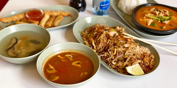 Asie pro dva: polévka, závitky a smažené krevety, nudle Pad Thai a kuřecí kari s rýží i nápoje