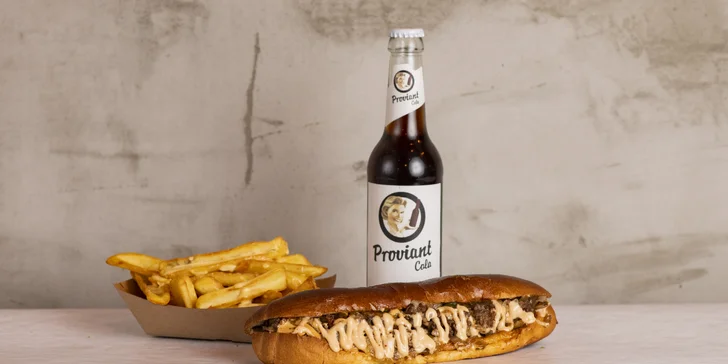 Bohatě obložené bagety s plátky bifteku a roztaveným sýrem i menu s hranolky a omáčkou