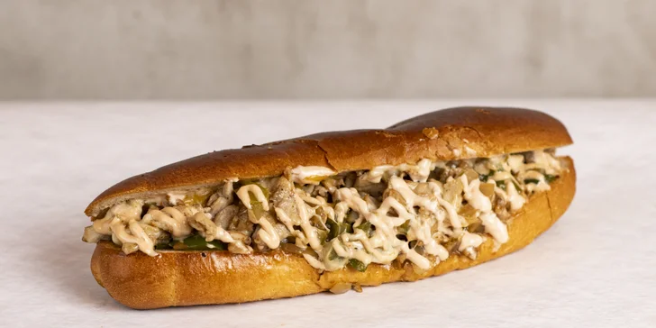 Bohatě obložené bagety s plátky bifteku a roztaveným sýrem i menu s hranolky a omáčkou