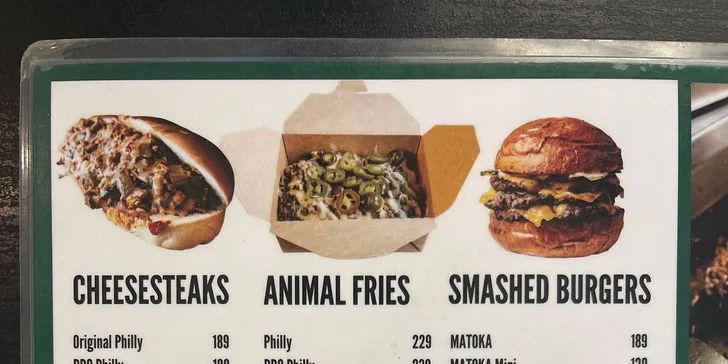 Bohatě obložené bagety s plátky bifteku a roztaveným sýrem i menu s hranolky a omáčkou