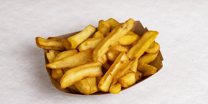 Bohatě obložené bagety s plátky bifteku a roztaveným sýrem i menu s hranolky a omáčkou