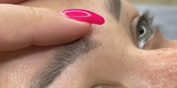 Permanentní make-up očních linek, obočí pudrovou metodou nebo akrylové rty