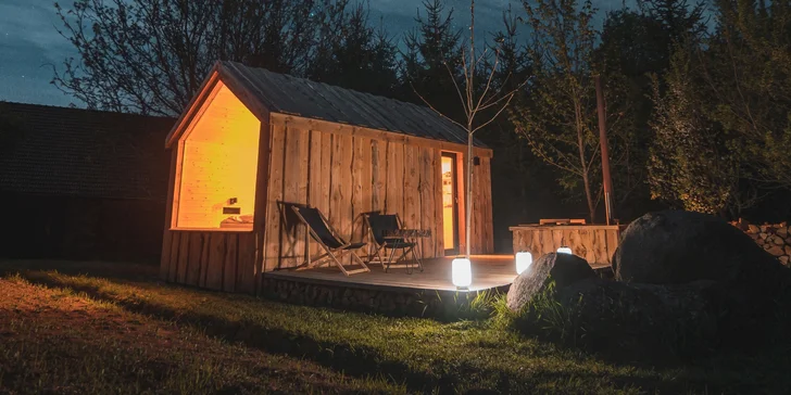 Netradiční pobyt v dřevěném domku na samotě s wellness: vyhřívaný koupací sud a venkovní sauna