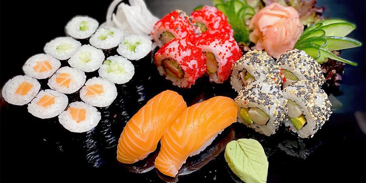 Pestré sushi sety i s lahví vína, saláty z řas či s rybami nebo poke bowl