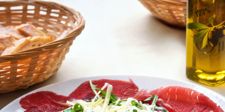 Hovězí carpaccio s rukolou a grana padano, káva i karafa s vodou